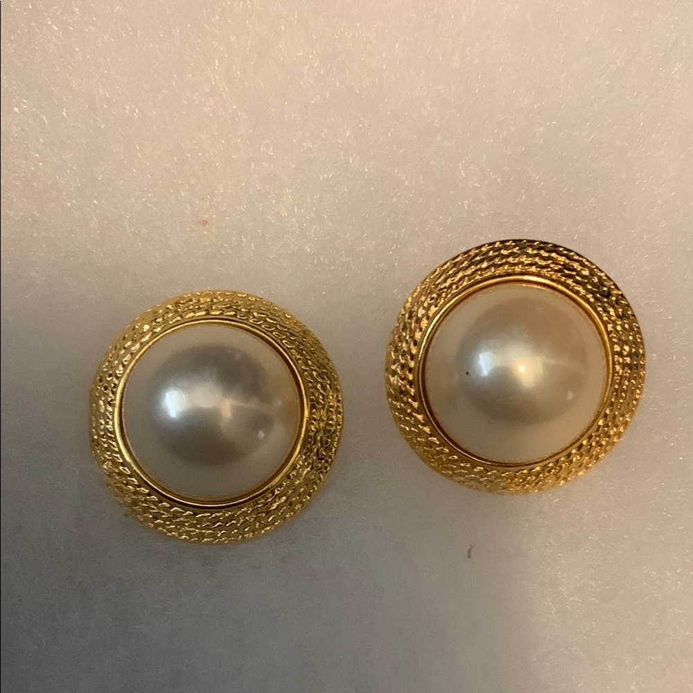 Elegant Gold and Pearl Earrings